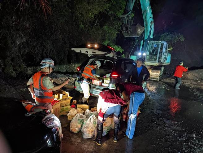 宜兰县大同乡土石流造成民眾受困，16日物资送到受困点(公路总局提供)