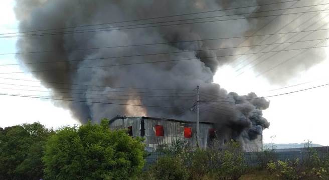 日前霧峰1間食品工廠發生火災，工廠陷入火海所幸無人傷亡，但經營工廠1家人生活卻陷入困境。（霧峰警分局提供／潘虹恩台中傳真）