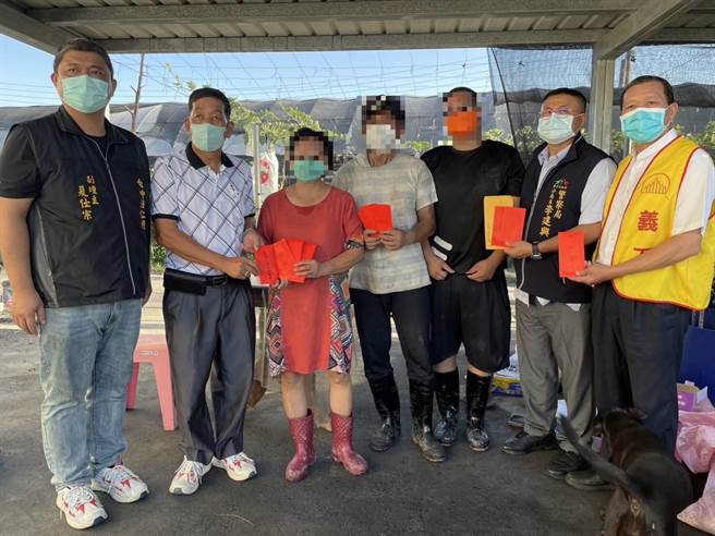 霧峰警分局分局長李建興為其募款10餘萬，盼能令1家人暫度難關；受贈民眾相當感動。（霧峰警分局提供／潘虹恩台中傳真）