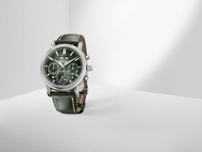 百达翡丽编号5204G-001双秒追针计时码表，兼备万年历功能，921万1000元。（Patek Philippe提供）