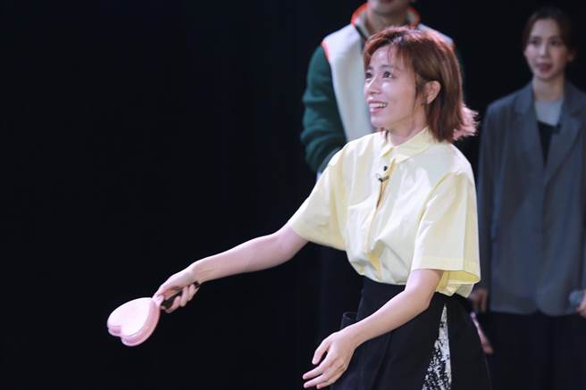 王瞳用愛心平底鍋玩揮拍。（民視提供）