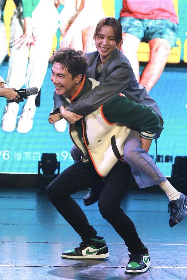 謝佳見揹起程予希挑戰體能。（民視提供）