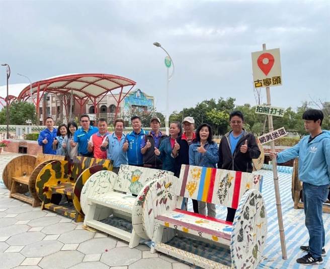 金門古寧頭社區展現小旗艦計畫成果，再生製作的電線盤網紅椅超吸睛(圖／金門縣社會處提供)