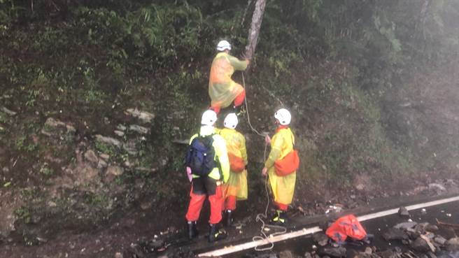 途中遇大片土石坍塌，導致消防同仁運送一度中斷。（宜蘭縣消防局提供／吳佩蓉宜蘭傳真）