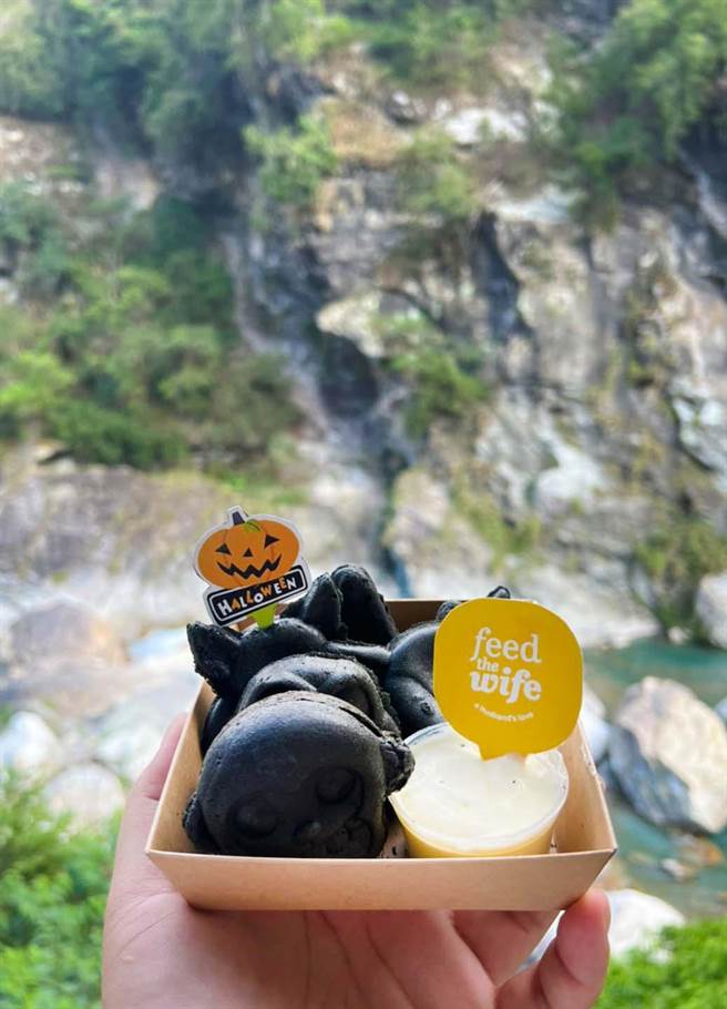 太魯閣晶英酒店-萬聖節限定的黯黑魔法雞蛋糕，搭配知名宅配肉桂捲品牌「胖死我太太Feed The Wife」的焦糖太肥醬﹑奶油乳酪胖死醬。（太魯閣晶英酒店提供）