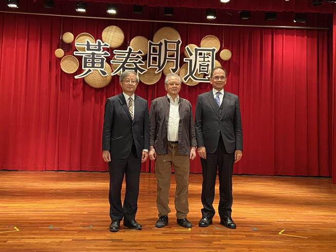 今由立法院长游锡堃（右）、国立宜兰大学校长吴柏青（左）、及教授黄春明（中）开讲，揭开活动序幕。（吴佩蓉摄）