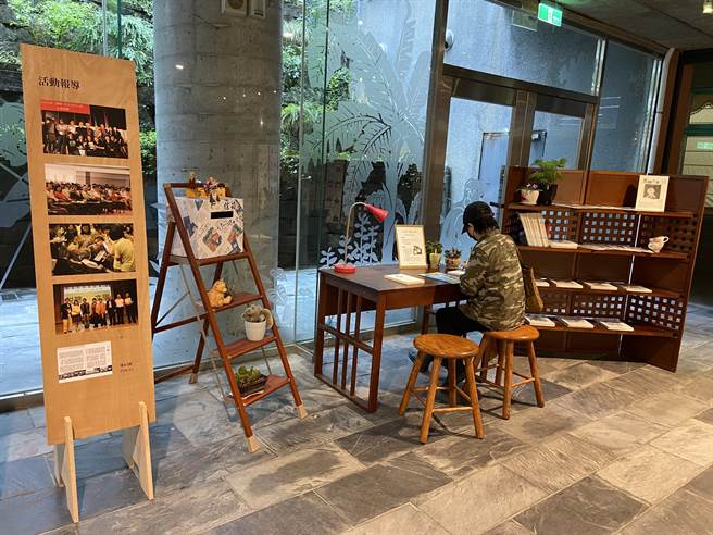 「2022黄春明周」活动于10月17日至21日为期一周，昨开始「黄春明文艺创作学生作品」、「九弯十八拐百辑风华展」等静态展览。（吴佩蓉摄）