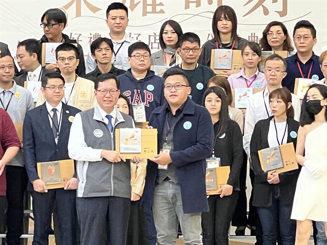 市长郑文灿一一颁奖给「金牌好礼」和「金牌好店」。(蔡依珍摄)
