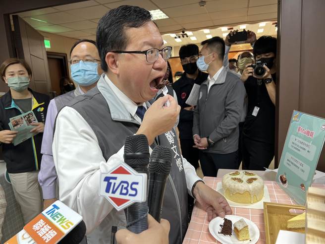 郑文灿走逛「金牌好礼」和「金牌好店」，品尝后直讚好吃。(蔡依珍摄)