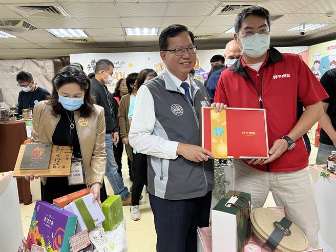 郑文灿走逛「金牌好礼」和「金牌好店」，对于许多店家如数家珍。(蔡依珍摄)