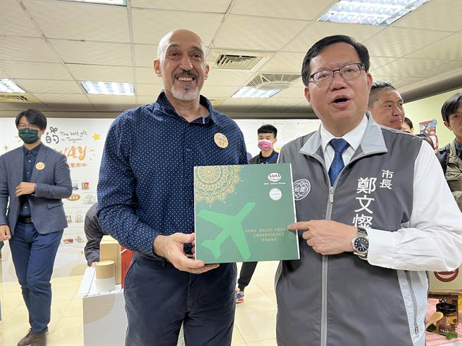 郑文灿走逛「金牌好礼」和「金牌好店」，对于许多店家如数家珍。(蔡依珍摄)