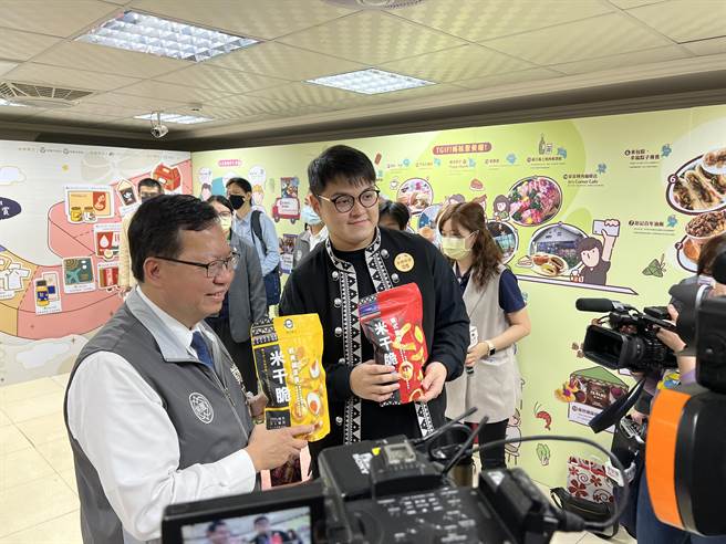 郑文灿走逛「金牌好礼」和「金牌好店」，对于许多店家如数家珍。(蔡依珍摄)