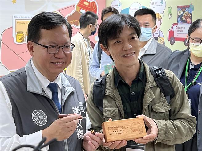 郑文灿走逛「金牌好礼」和「金牌好店」，对于许多店家如数家珍。(蔡依珍摄)