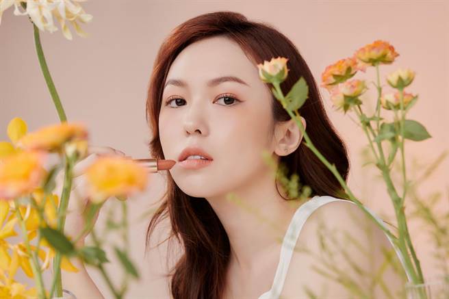 A.M. Fairyland微光晶饰恋唇膏模特儿示意图。（A.M. Fairyland提供）