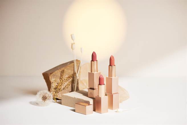 A.M. Fairyland微光晶饰恋唇膏形象图。（A.M. Fairyland提供）