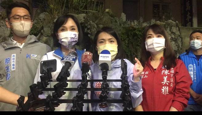 18日國民黨高雄市長候選人柯志恩、國民黨台北市議員徐巧芯一同來到高雄內惟赤龍宮舉辦的廟口開講，抨擊當日上午高雄市長陳其邁公費生的爭議。（崔正綱攝）