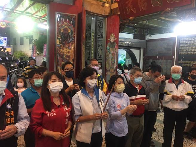 18日國民黨高雄市長候選人柯志恩、國民黨台北市議員徐巧芯一同來到高雄內惟赤龍宮舉辦的廟口開講，抨擊當日上午高雄市長陳其邁公費生的爭議。（崔正綱攝）