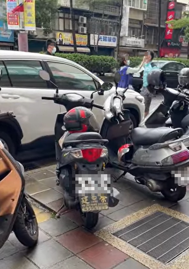 休旅车驾驶的太太见先生和客运司机起口角，赶紧出面阻止两人衝突，并要求先生赶紧闭嘴。（翻摄自脸书爆料公社）