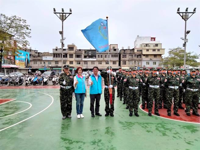 金门县国庆阅兵自卫队促进会今(18)日到金湖镇闹区表演踢正步、唱军歌，吸引约300余名民眾围观(图／金湖镇公所提供)