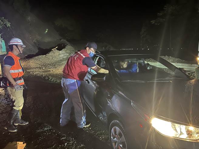 宜兰县大同乡土石流，公路总局工务段同仁确认受困民眾的情况，包括车辆是否需要油料补给、饮水食物等(公路总局提供)