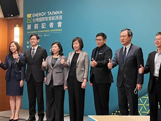 国内最大绿能产业平台「台湾国际智慧能源周」明日开展，外贸协会副秘书长李惠玲(左三)、国发会副主委高仙桂率同参展业者，今举行展前记者会。(图／王玉树摄)