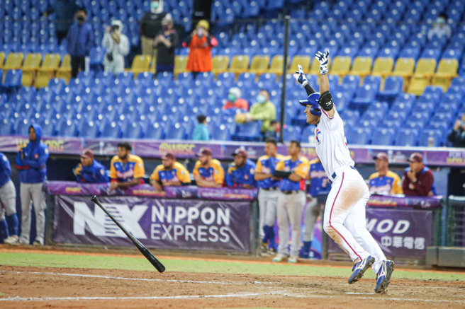 U23中华队曾宸佐在延长赛8局下敲出再见安打。（中华棒协提供）