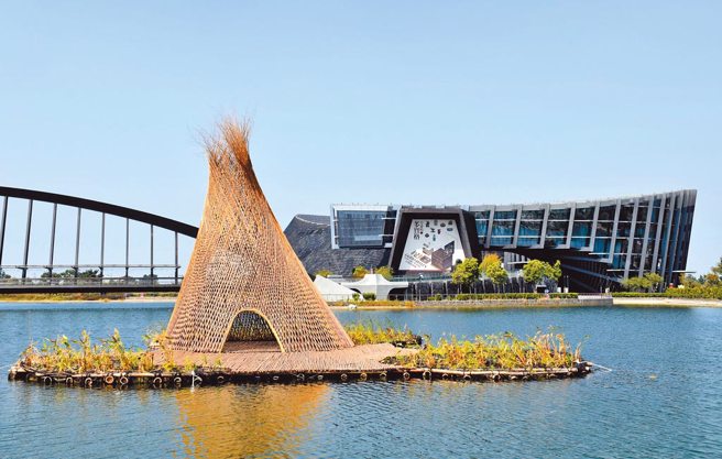 逆风的乌鸦认为，故宫南院展览要避开敏感的「中国」、「中华」字眼，是心魔作祟。图为竹编作品《忘筌．舍筏》呼应故宫南院广大的水域空间。（资料照／吕妍庭摄）