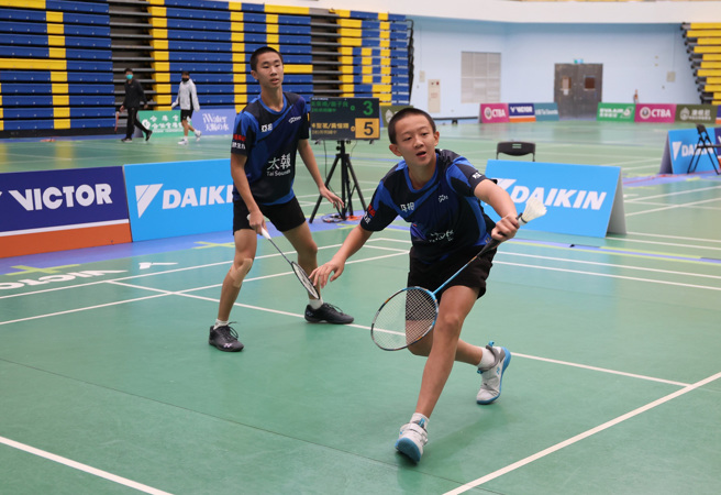 男双冠军由亚柏英明国中林圣茗（右）黄恺翊夺下。（中华羽协提供）