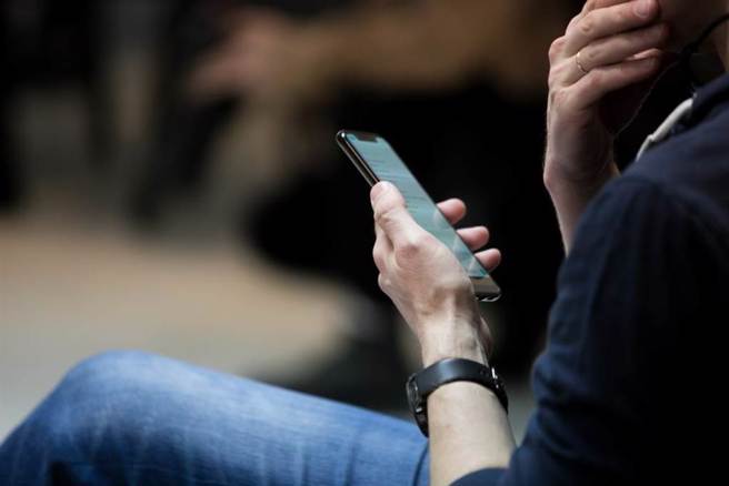 原PO跟朋友认识10多年，但对方聊天永远只有满满负能量，让他决定绝交。(示意图／shutterstock)