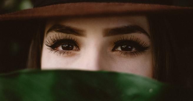 英国15岁少女戴假睫毛上学，却被老师拿剪刀直接剪坏。（示意图／Unsplash）