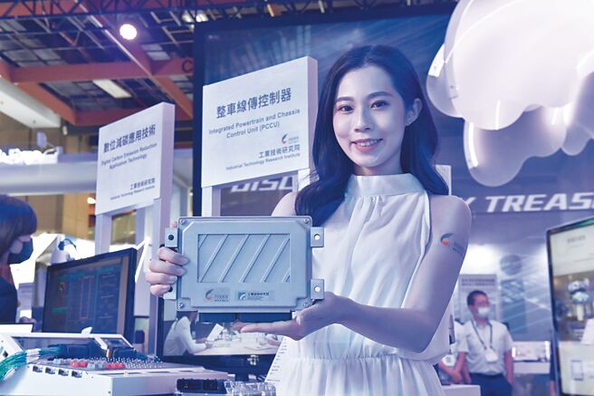 「2022台湾创新技术博览会」（TIE）实体展已于10月15日落幕，经济部技术处「解密科技宝藏专区」对焦净零永续、电动车、生技医疗产业，参观人潮眾多，现场近百家厂商出席参观，超过120笔洽商单，洽案成果丰硕。图为工研院研发的「整车线传控制器」。图／业者提供