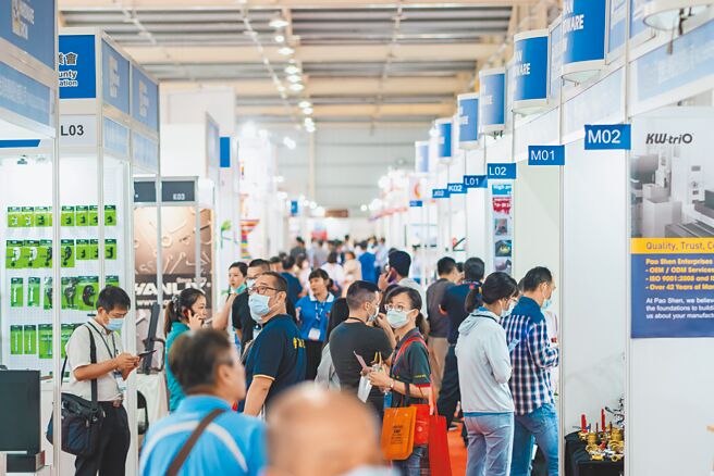 台湾五金展（THS）、金属材料暨精密加工设备展（IMT），10月19日至21日在高雄展览馆盛大展出；图为去年展场参观人潮盛况。图／业者提供