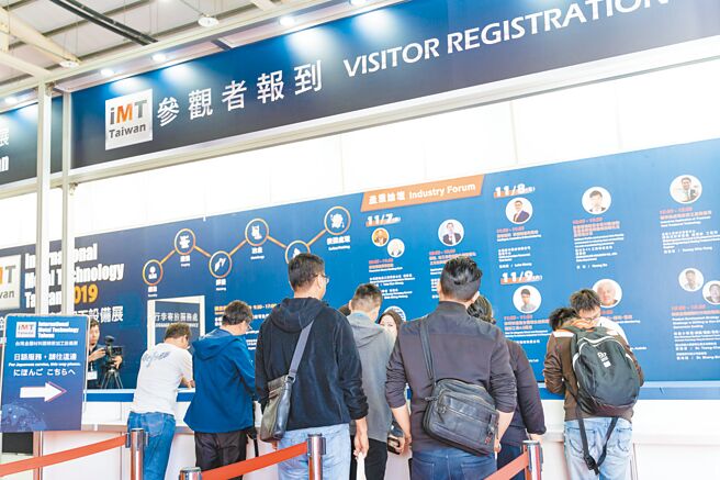 主办单位开国公司运用数位科技，开创展览新时代；图为参观买家登录进场。图／主办单位提供