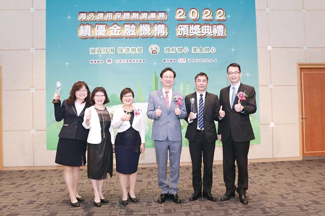 台中银行企金部协理陈淑贞（左起）、海外信保基金董事长林宝惜、侨委会副委员长徐佳青、侨委会委员长童振源、台中银行国外部协理吕政道及银行局副局长童政彰合影。图／台中银行提供