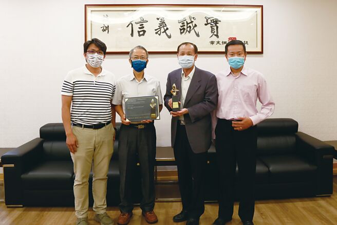 南臺科大「2022未来科技奖」计画（总）主持人南臺科技大学校长卢灯茂（右二）及该校工学院副院长王明贤（右三）与研发团队陈铭哲助理教授（右四）、施金波副教授（右一）合影。图／南臺科大