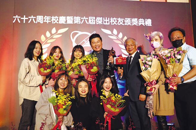 世新大學喜迎66歲生日，校長陳清河（後排右三）、世新大學傑出校友曾國城（右四）擔任主持人，同班同學、師生、校友熱情獻花，場面溫馨感人。圖／世新提供