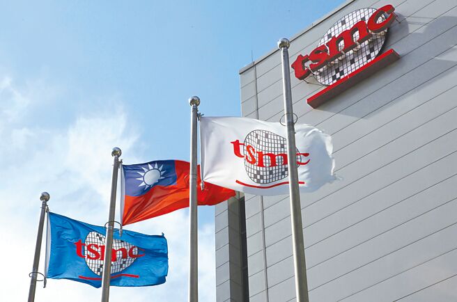 台积电股价昨弃守400元大关，以397元作收，工商协进会理事长吴东亮昨指出，台积电是台湾的「护国神山」，股价已很便宜。（路透）