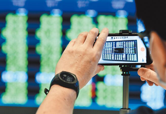 劳动基金持续亏损，劳团表示，基金不该投入高风险投资标的，股市能免则免，学者则呼吁政府多拨补劳保基金缺口，让劳保年金多撑几年。（本报资料照片）