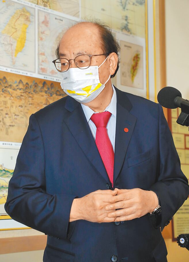 柯建铭17日在立法院受访表示，柯文哲讲话怪到离谱、偏离民意，住在玻璃屋的人是柯文哲，破窗效应已经发生。（刘宗龙摄）