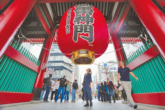 日本等國家未認可高端疫苗，民眾必須自費3500元做PCR才能入境免隔離。資深媒體人楊憲宏昨天呼籲高端應免費提供PCR檢驗套組給施打者，省掉其額外負擔，「這是起碼的道義」。圖為東京淺草寺。（美聯社）