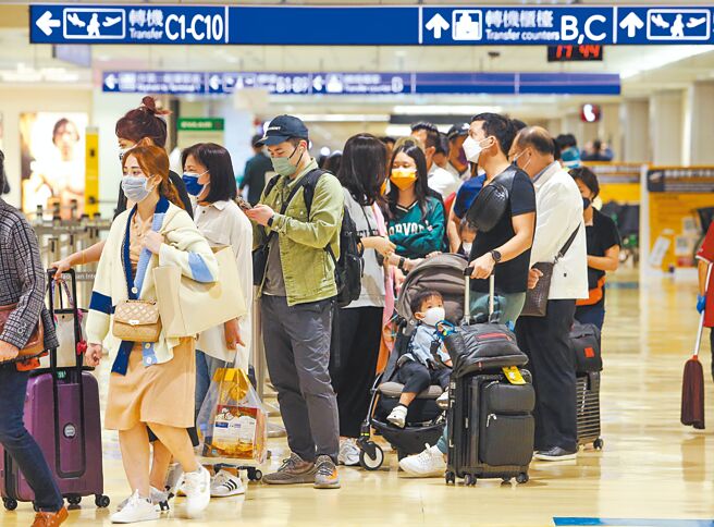 中央流行疫情指挥中心17日公布国内新增100例Omicron亚型变异株确定病例，分别为41例本土个案及59例境外移入。指挥中心表示，上周我国验出一例BF.7变异株，为一名从美国的境外移入女性，在今年10月2日入境，截至目前国内BF.7共验出4例，分别来自美国、法国、荷兰，于8月5日至10月2日入境。图为桃园机场入境旅客。（陈麒全摄）