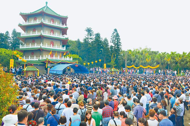 祭祀公业派下员释宪案，18日将开庭辩论。图为桃园新屋知名的叶春日公派下家族于2016年清明节时，约8000人齐聚祭祖，场面壮观。（本报资料照片）