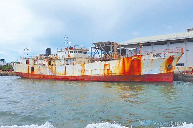 多哥共和國籍貨輪勝利輪17日傳出因尼莎颱風襲擊造成船艙進水，香港搜救中心的直升機就近救起船上7人。圖為同型勝利輪。（摘自Vessel Finder.com）