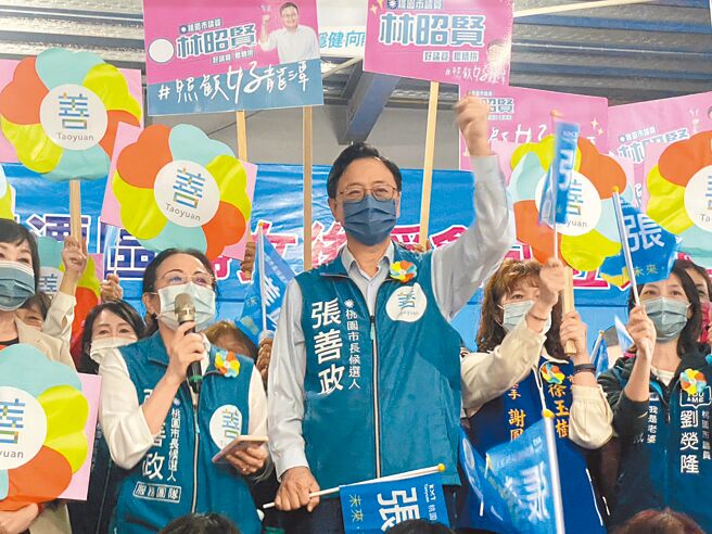 国民党桃园市长候选人张善政（中）。（资料照／吕筱蝉摄）