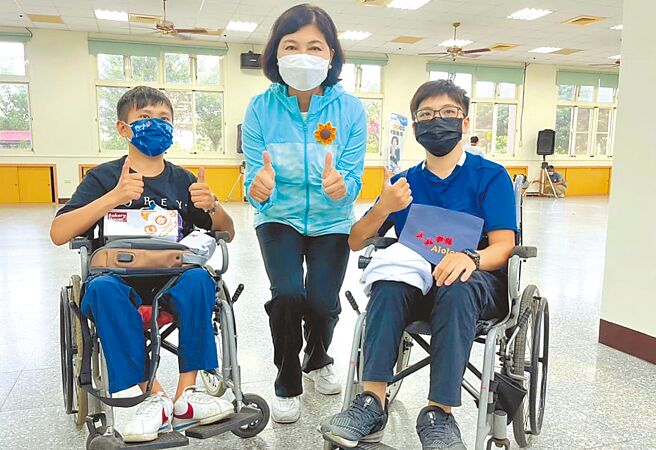 寻求连任的国民党籍云林县长张丽善（中）特别关注身障弱势团体议题。（摘自张丽善脸书／张朝欣云林传真）