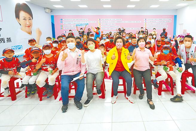 國民黨台中市長候選人盧秀燕（前排白衣者）競選總部舉辦「就是愛棒球！小小『燕援團』」活動，近百名少棒選手、家長與盧秀燕一同觀看球賽，現場HIGH翻。（盧秀燕競選總部提供／林欣儀台中傳真）