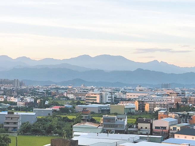 桃园都市计画于1955年发布，1972年才画设分区，导致1955年至1972年盖的房子被认定是违法建筑，副议长李晓钟盼师法高雄凤山经验协助合法化。（蔡依珍摄）