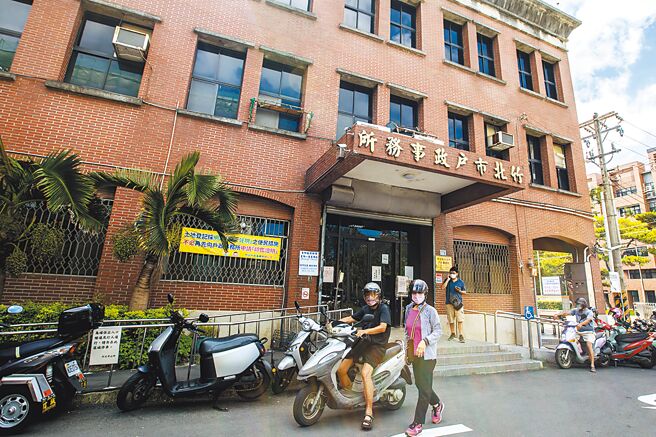竹北戶政事務所空間狹小，縣長楊文科已將遷建列為競選政見之一。（羅浚濱攝）