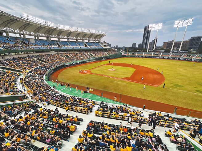 中华职棒33年下半球季进入尾声，中信兄弟16日移师高雄澄清湖棒球场对战统一狮，总共吸引1万532位球迷进场观赛，打破澄清湖高悬5年的进场人数纪录。（高市府运发局提供／洪浩轩高雄传真）