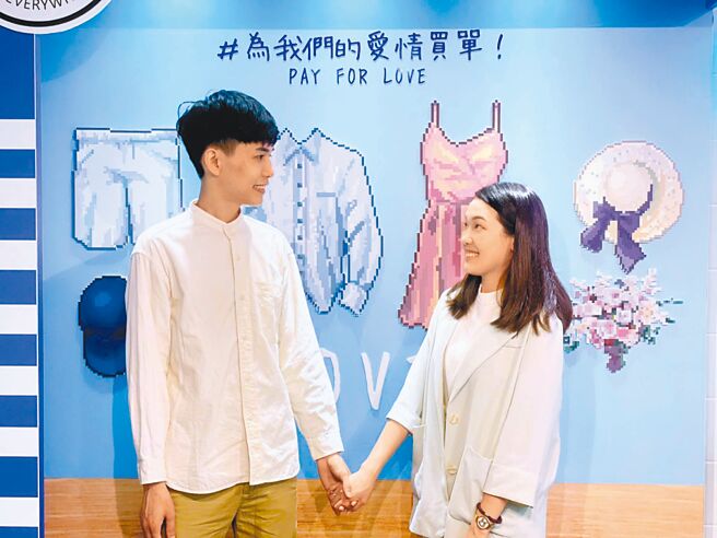 冯先生（左）与张小姐（右）为大学班对，2人情投意合爱情长跑多年，国庆连假特地到左营户所办理结婚登记。（高市青年局提供／柯宗纬高雄传真）